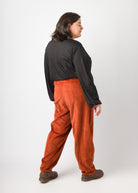 Flores trägt auf dem Foto 'Greta' Größe XL, Tenceljersey schwarz und 'Betty' Größe XXL, Velvet-Cord rostrot