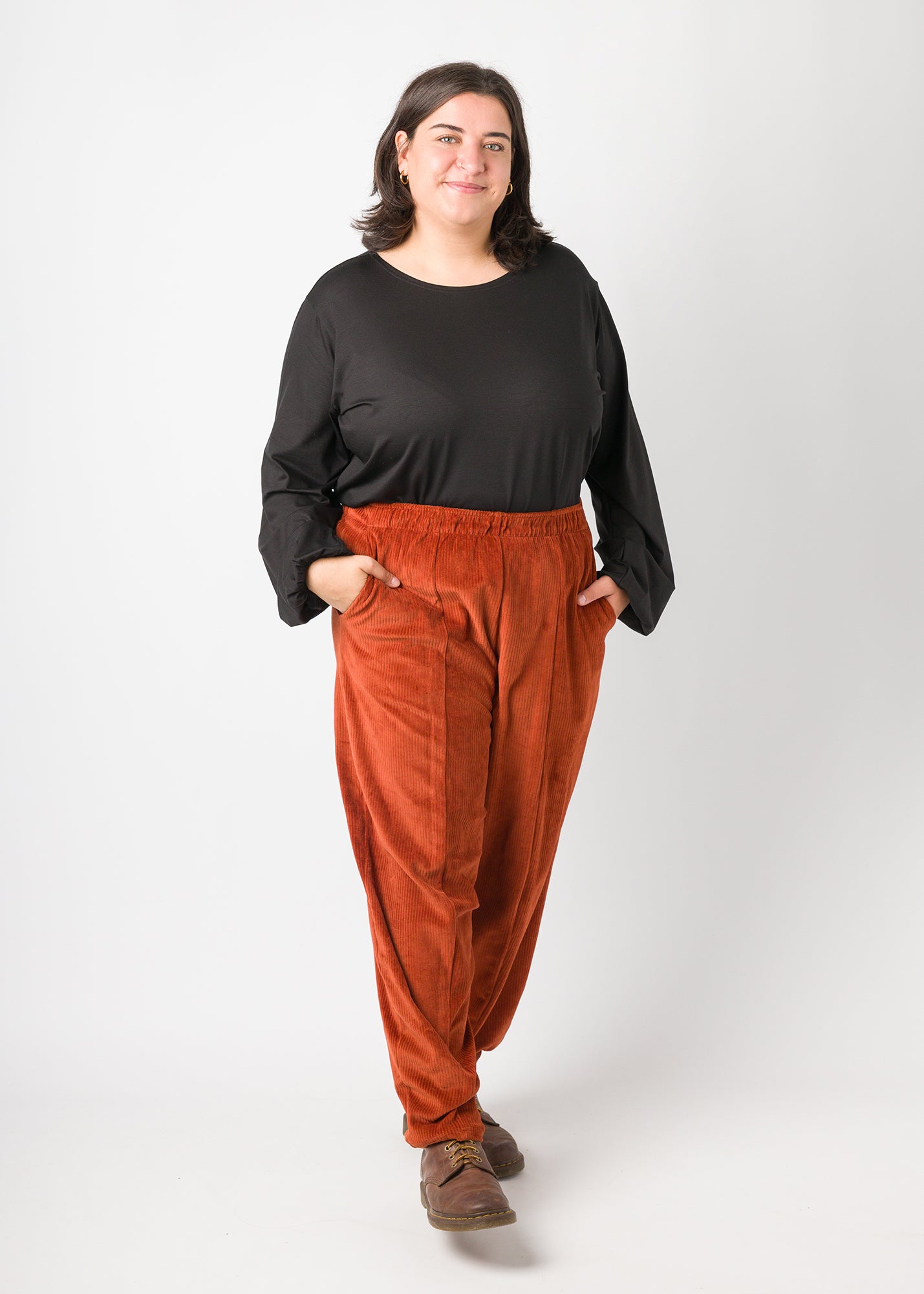 Flores trägt auf dem Foto 'Greta' Größe XL, Tenceljersey schwarz und 'Betty' Größe XXL, Velvet-Cord rostrot