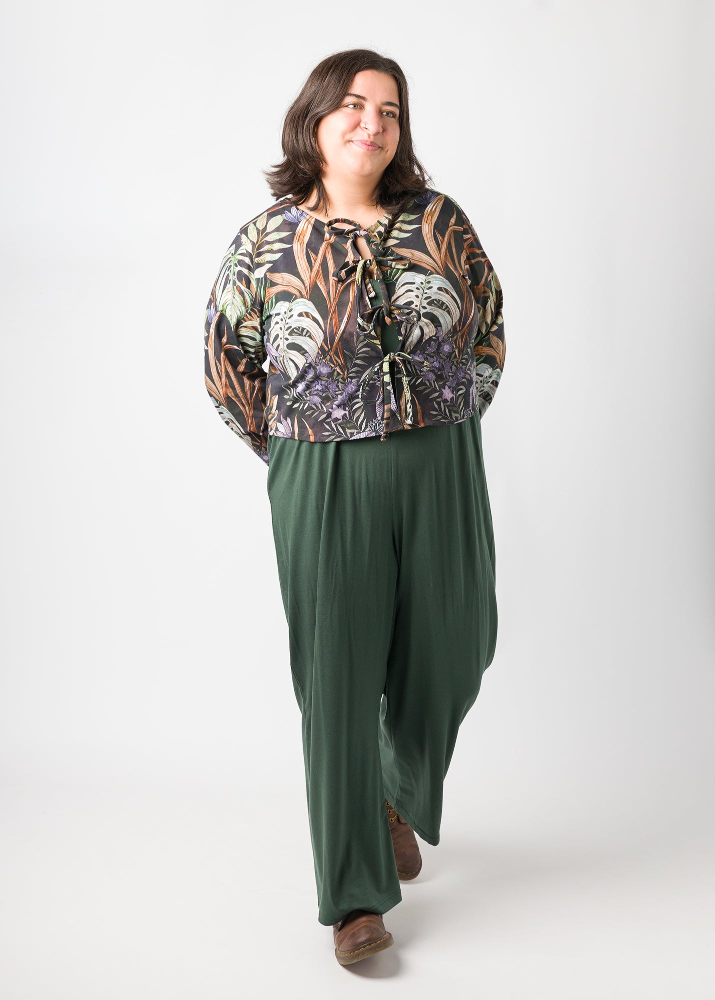 Flores trägt auf dem Foto 'Bella' Größe XL, Muster elastisch 'Plantlover' und  'Franz' Größe XXXL, Tenceljersey waldgrün 