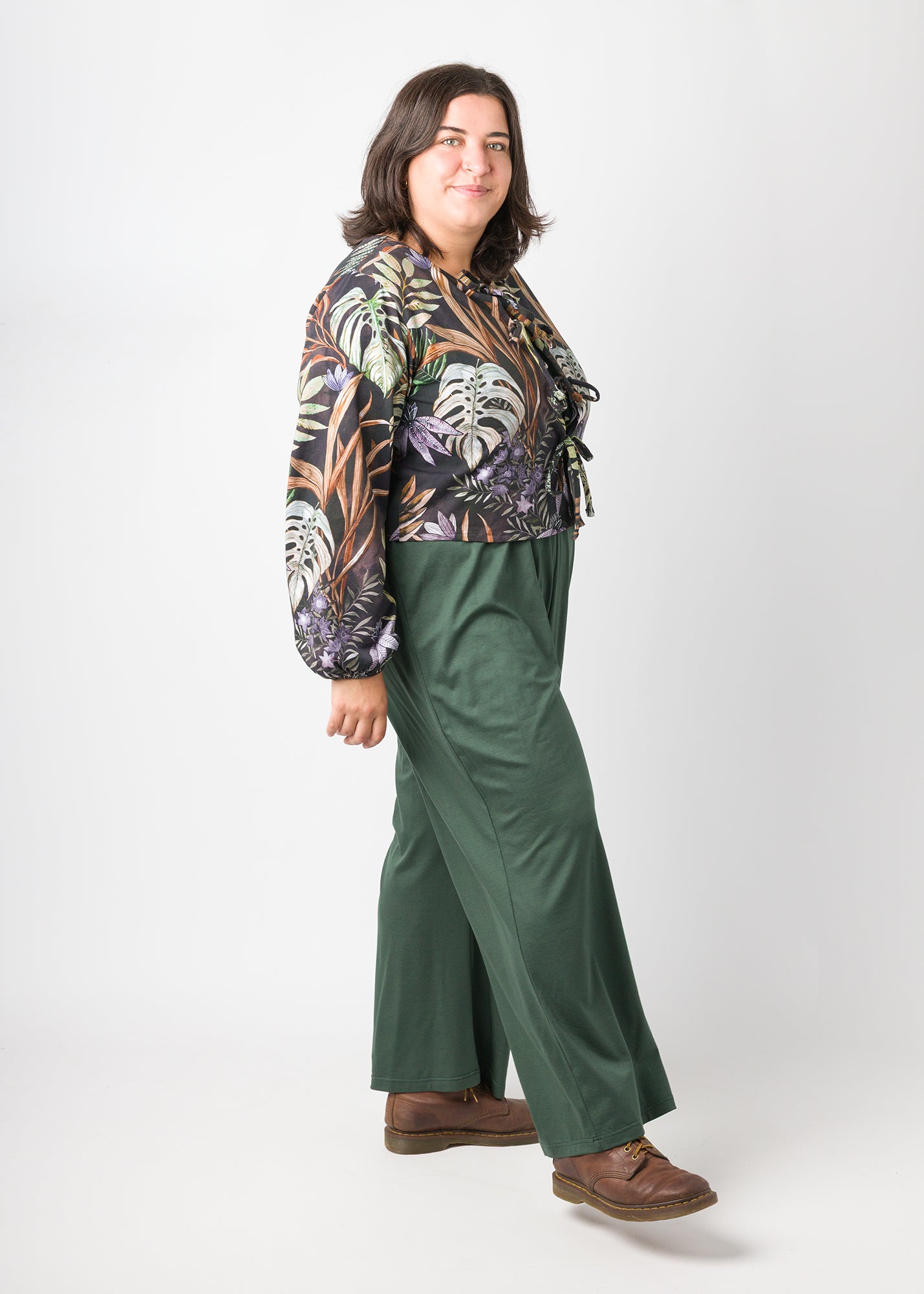 Flores trägt auf dem Foto 'Bella' Größe XL, Muster elastisch 'Plantlover' und  'Franz' Größe XXXL, Tenceljersey waldgrün 