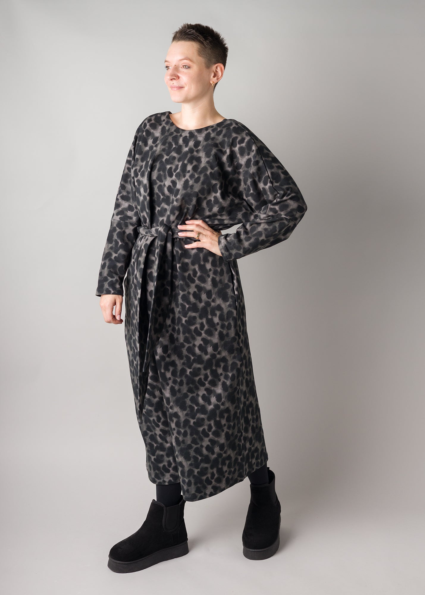 Melly trägt auf dem Foto 'Francis' Größe S, Muster elastisch 'Dark Leobert'