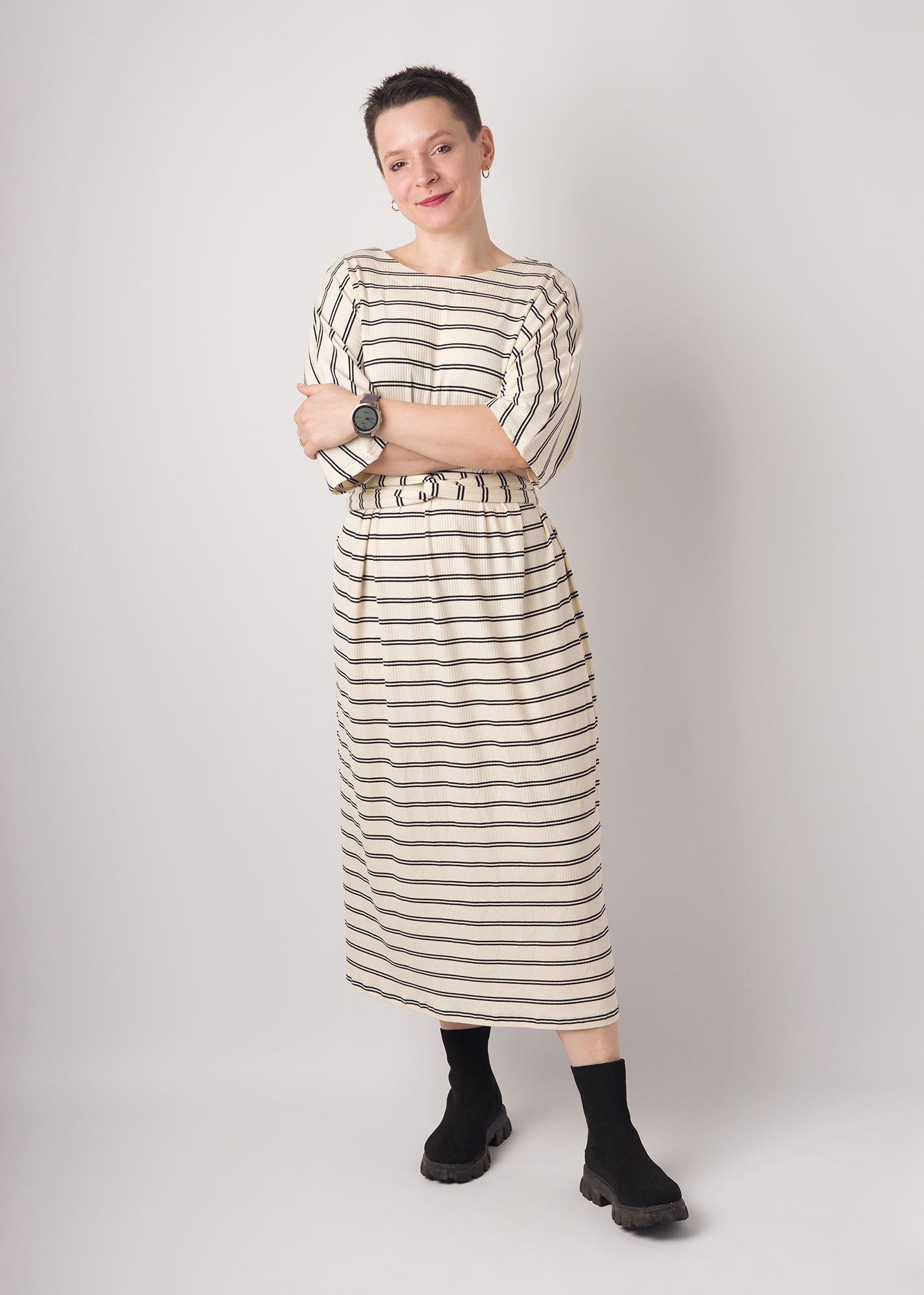 Melly trägt auf dem Foto 'Francis' Größe S, Rippjersey Streifen ecru