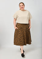 Dunja trägt hier Gerda Leinen natur in Größe 4XL und Rock Romy Leobert Größe 4XL