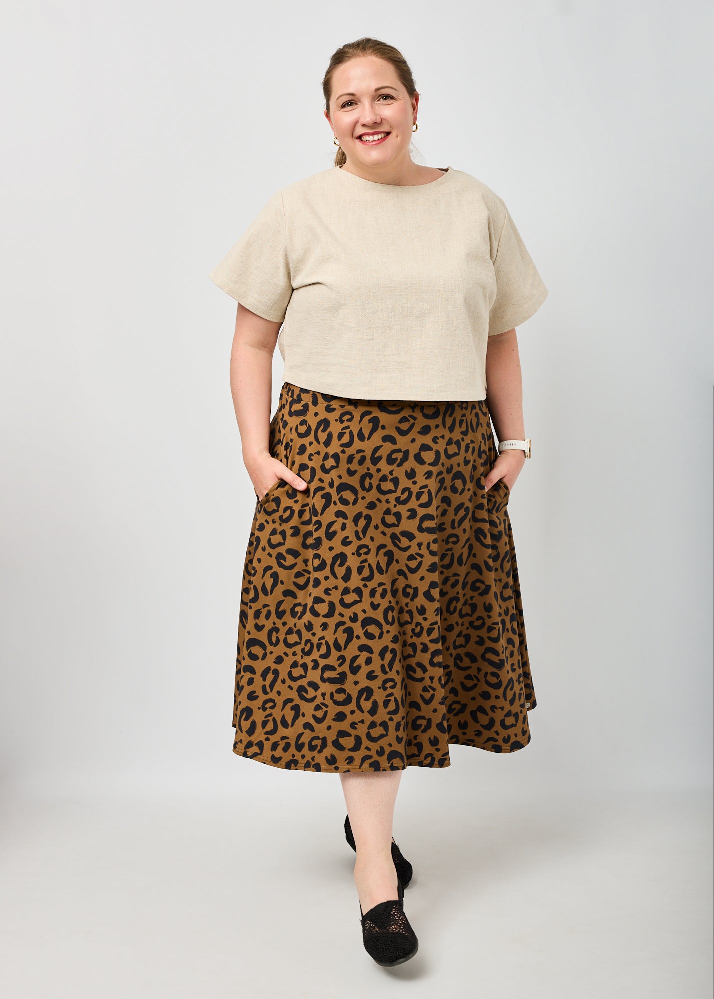 Dunja trägt hier Rock Romy in Größe 4XL und Oberteil Gerda Leinen Natur Größe 4XL