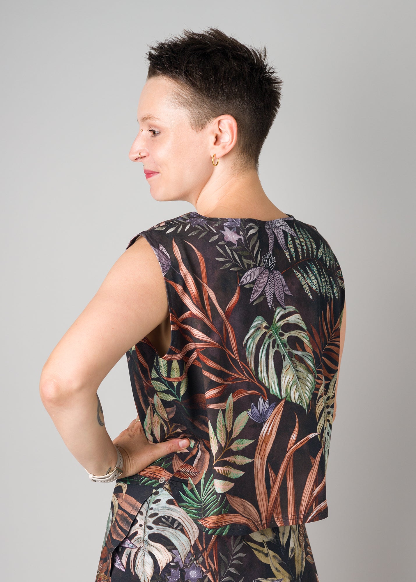 Melly trägt auf dem Foto 'Gerda' ohne Ärmel Größe S, Muster elastisch 'Plantlover'