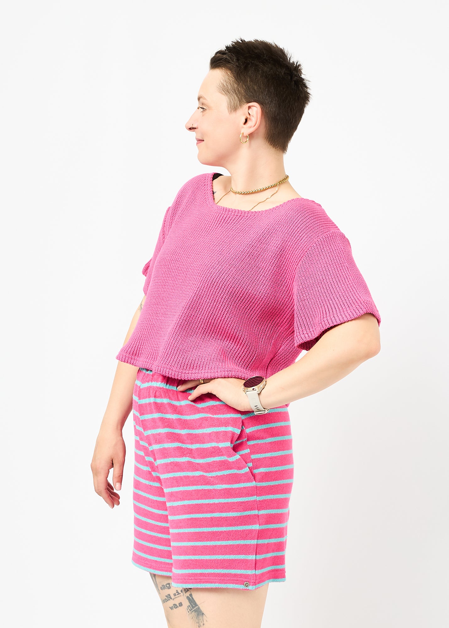 Melly trägt hier Oberteil Gerda in Größe M und die Shorts in Größe M.