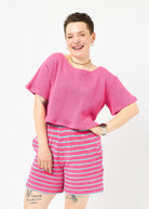 Melly trägt hier Oberteil Gerda in Größe M und die Shorts in Größe M.
