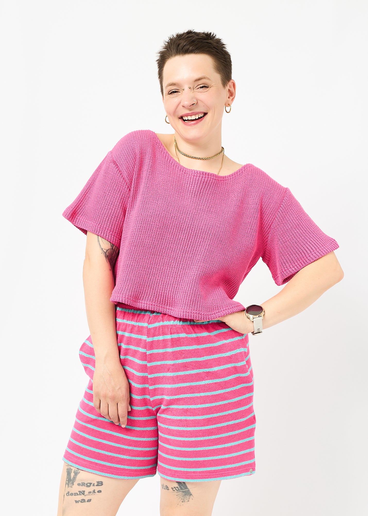 Melly trägt hier Oberteil Gerda in Größe M und die Shorts in Größe M.