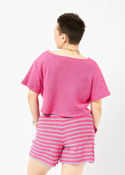 Melly trägt hier Oberteil Gerda in Größe M und die Shorts in Größe M.