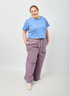 Dunja trägt hier Gerda in Größe 3XL und Hose Holly Leinen pflaume Größe 4XL