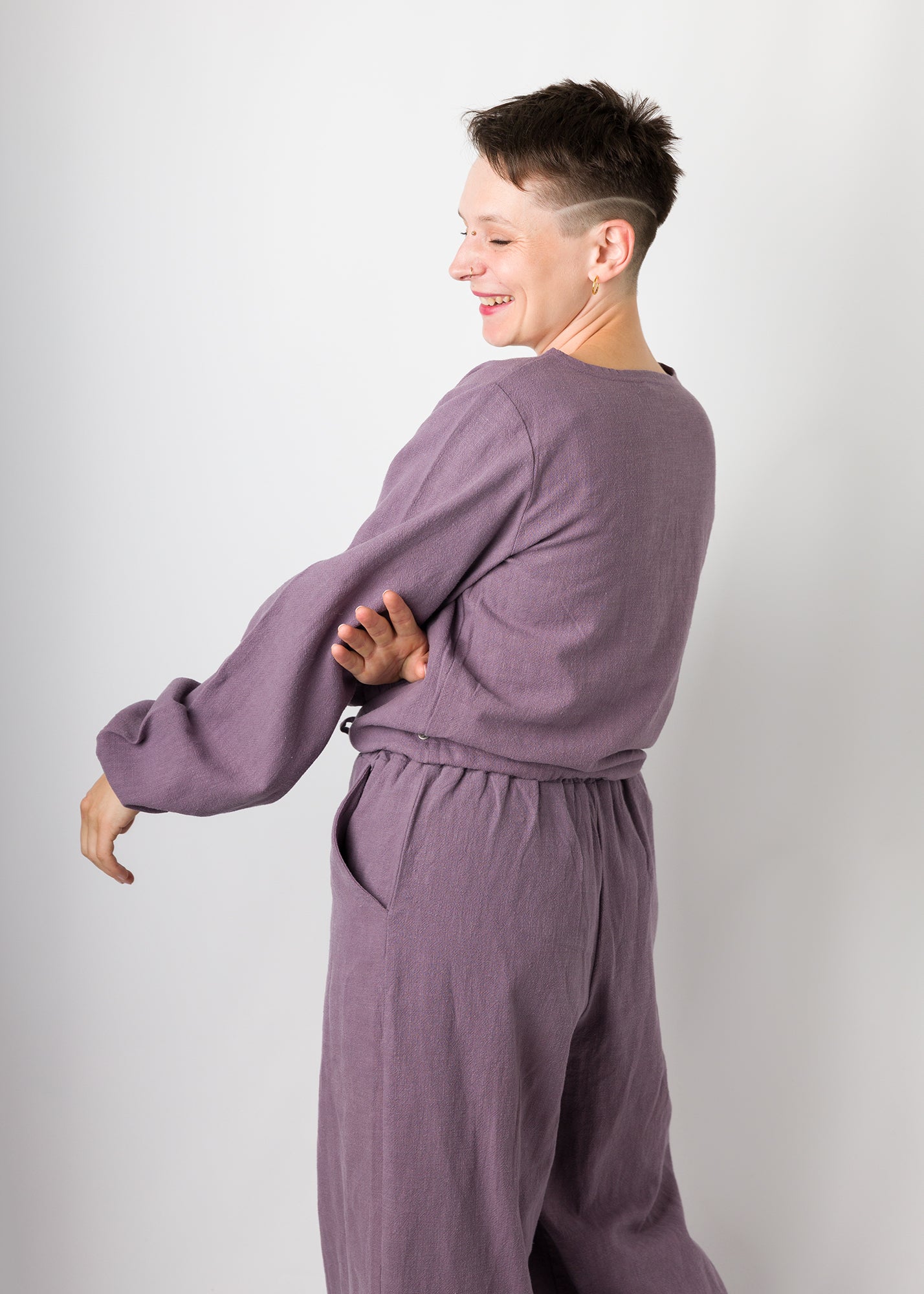 Melly trägt auf dem Foto 'Greta' Größe S, Leinen stonewashed pflaume