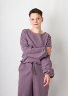 Melly trägt auf dem Foto 'Greta' Größe M, Leinen stonewashed 'pflaume'