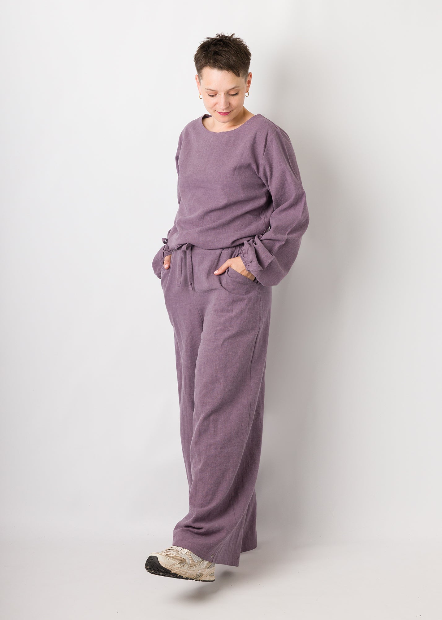 Melly trägt auf dem Foto 'Greta' Größe S und 'Holly weites Bein' Größe S, Leinen stonewashed pflaume