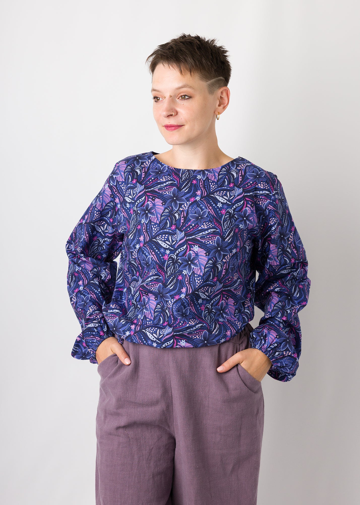 Melly trägt hier das Muster "Mitternachtsblüten" in Größe M