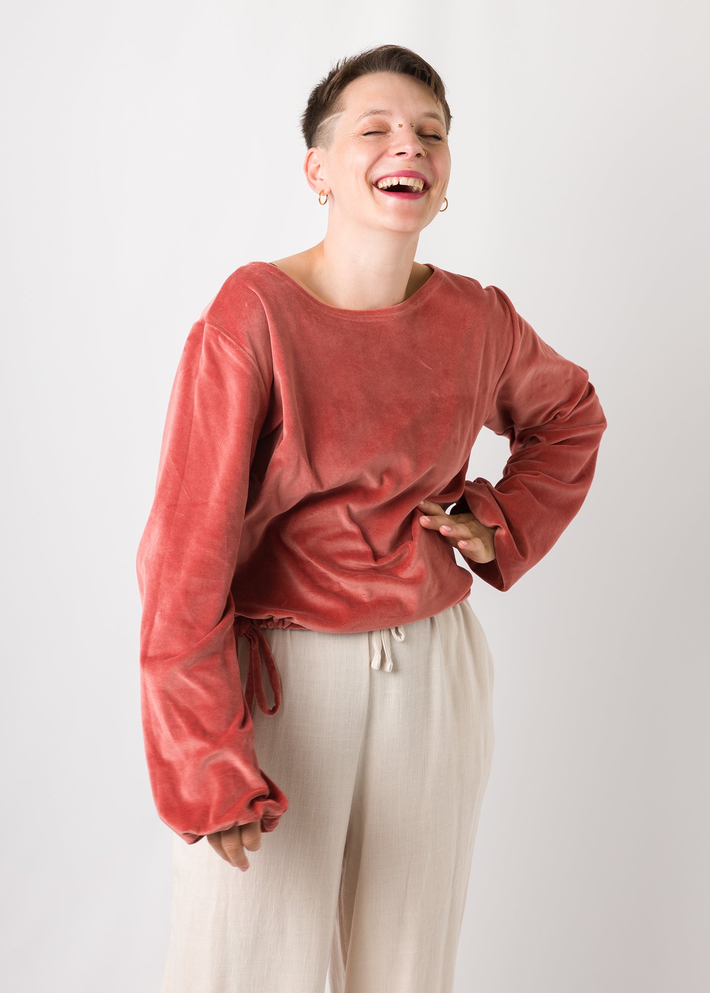 Melly trägt auf dem Foto 'Greta' Größe S, Velvet rosé