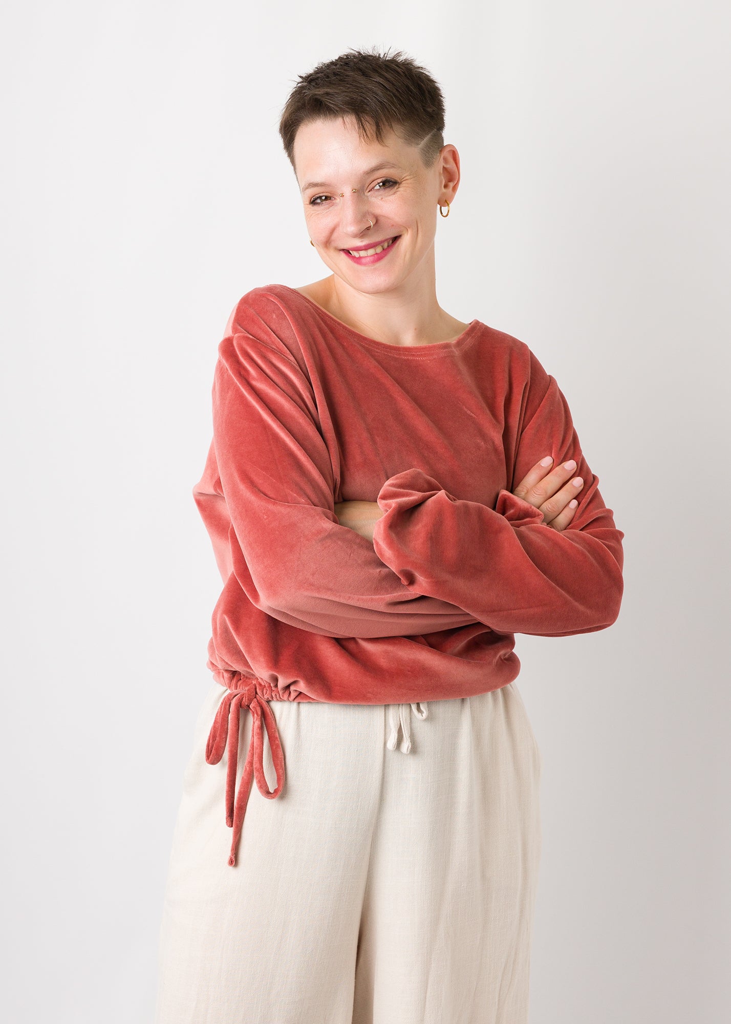 Melly trägt auf dem Foto 'Greta' Größe S, Velvet rosé