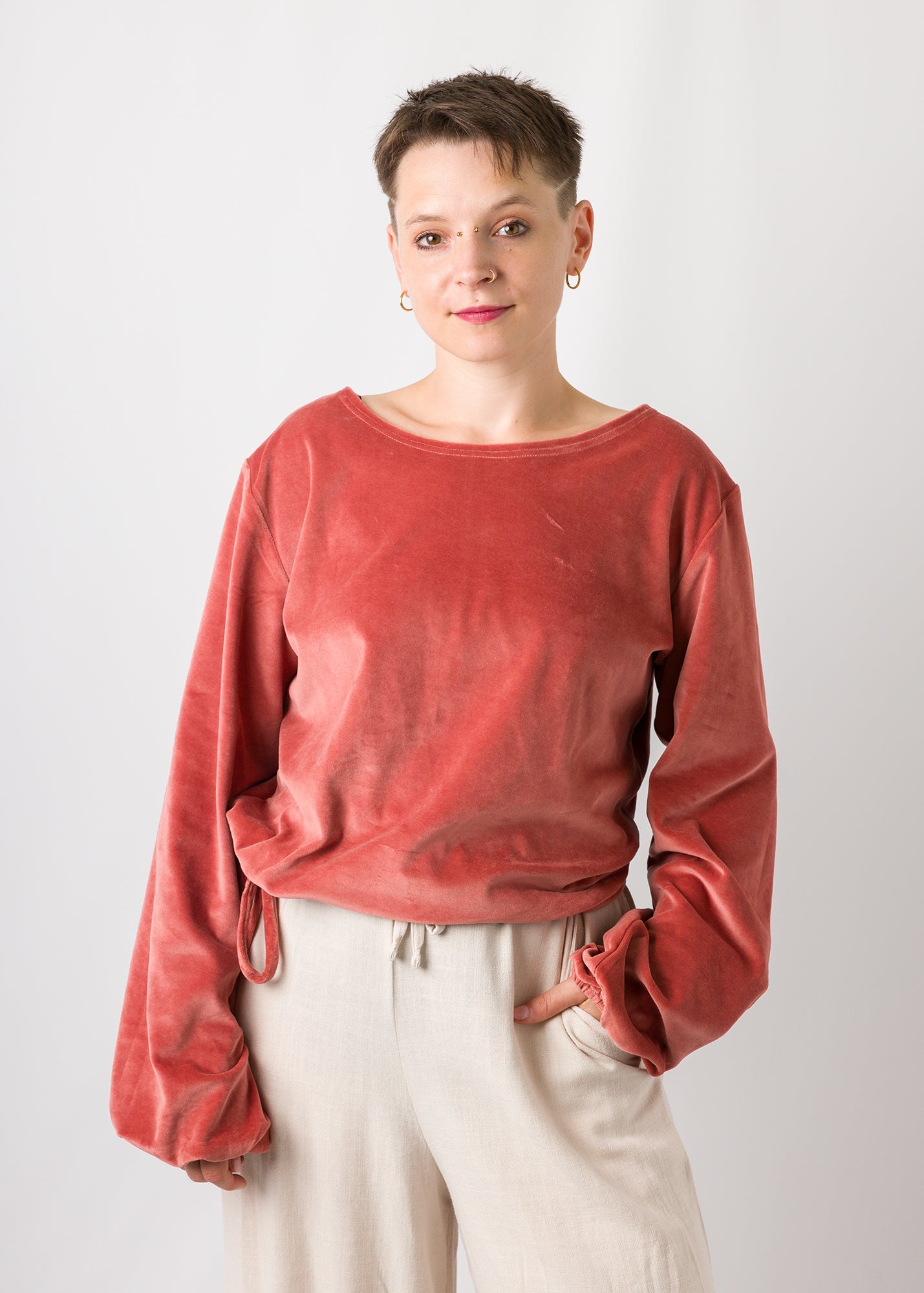 Melly trägt auf dem Foto 'Greta' Größe S, Velvet rosé