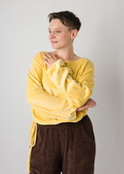 Melly trägt auf dem Foto 'Greta' Größe S, Velvet gelb