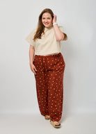 Dunja trägt hier Gerda in Leinen natur Größe 4XL und Hose Holly Dots sienna in Größe 4XL