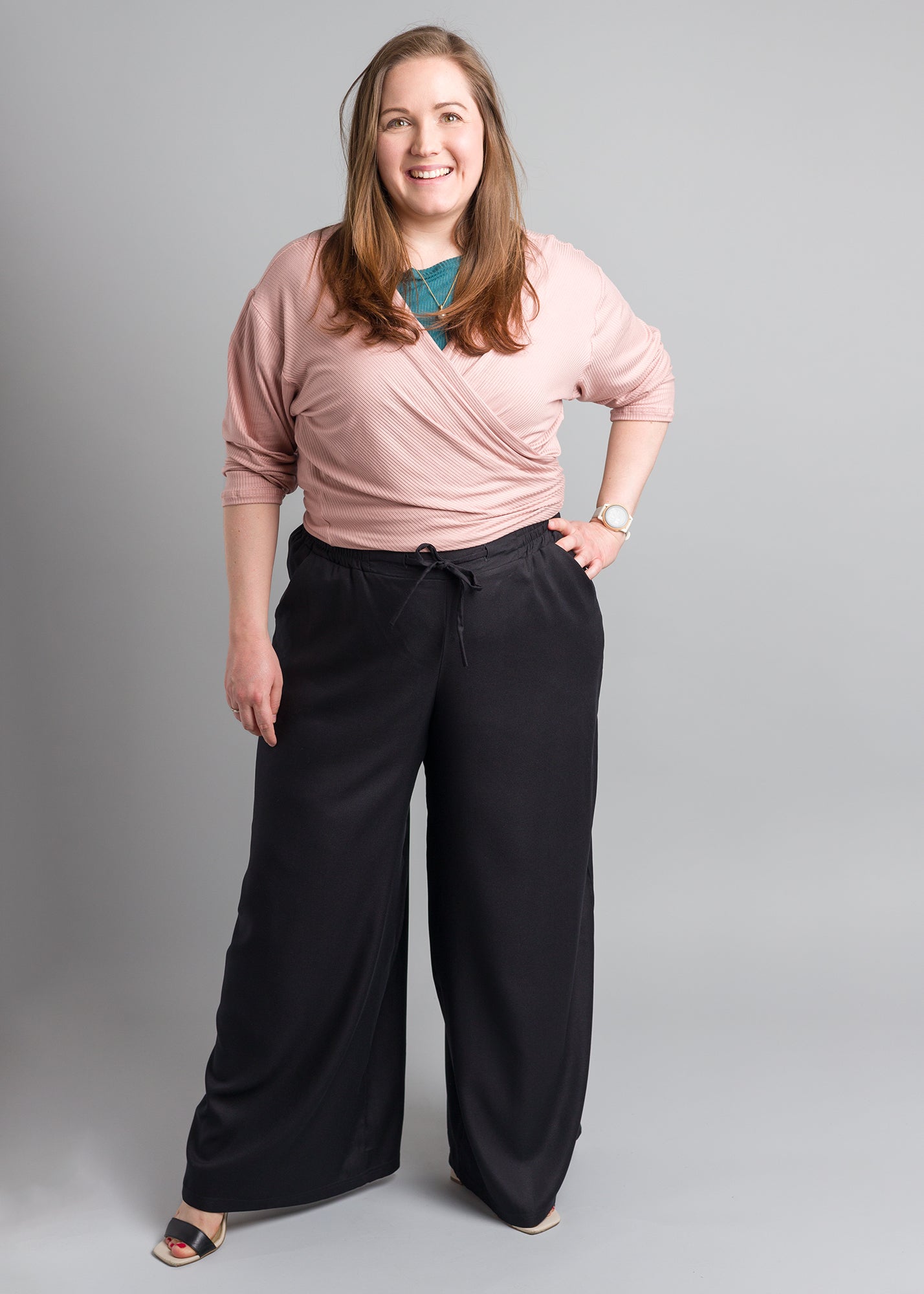 Dunja trägt auf dem Foto 'Winja' Größe 2, Rippjersey altrosa und 'Holly' weites Bein Größe XXXL, EcoVeroCrepe schwarz