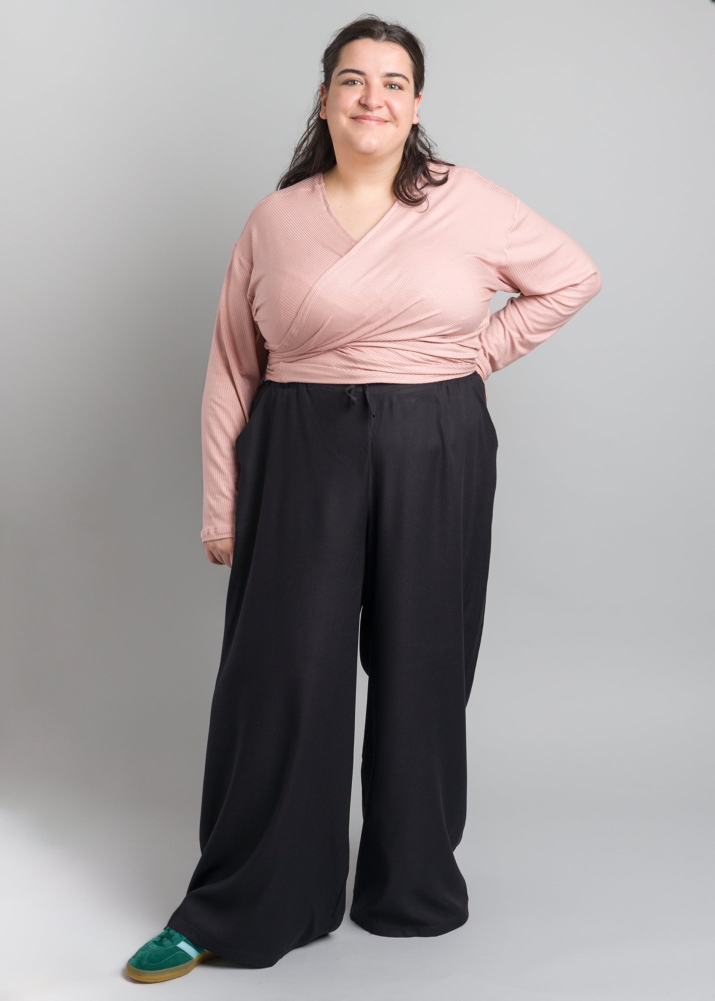 Flores trägt auf dem Foto 'Winja' Größe 2, Rippjersey altrosa und 'Holly' weites Bein Größe XXXL, EcoVeroCrepe schwarz