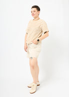 Melly trägt das Shirt Tara in Größe M und die Bermuda Shorts Leinen natur Größe M.