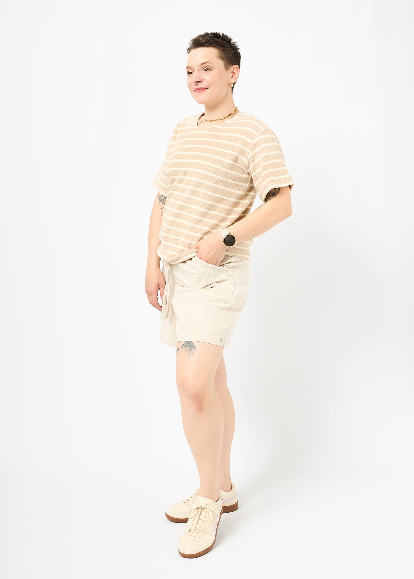Melly trägt das Shirt Tara in Größe M und die Bermuda Shorts Leinen natur Größe M.