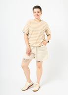 Melly trägt das Shirt Tara in Größe M und die Bermuda Shorts Leinen natur Größe M.