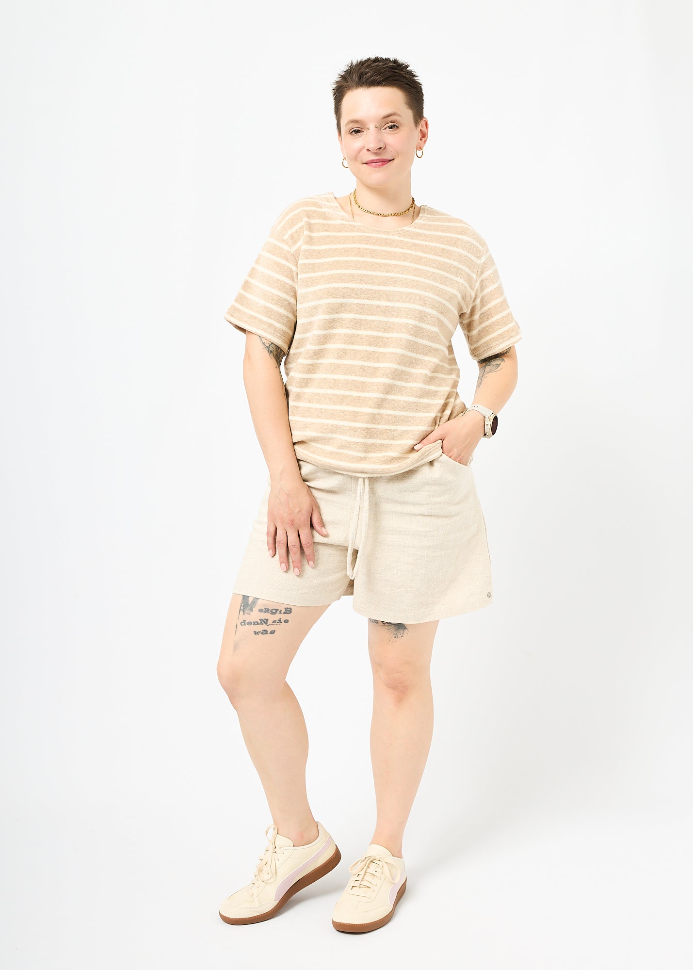Melly trägt das Shirt Tara in Größe M und die Bermuda Shorts Leinen natur Größe M.