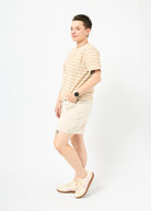 Melly trägt das Shirt Tara in Größe M und die Bermuda Shorts Leinen natur Größe M.