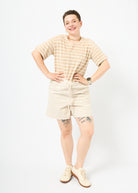 Melly trägt das Shirt Tara in Größe M und die Bermuda Shorts Leinen natur Größe M.