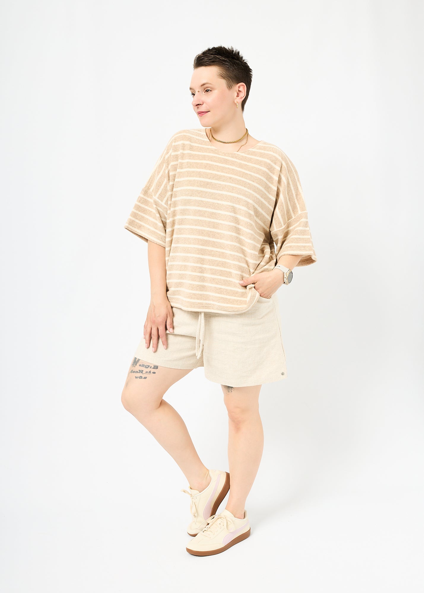  Melly trägt das Shirt Sammy in Größe M und die kurze Hose Holly in Leinen natur Größe M.