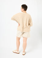  Melly trägt das Shirt Sammy in Größe M und die kurze Hose Holly in Leinen natur Größe M.