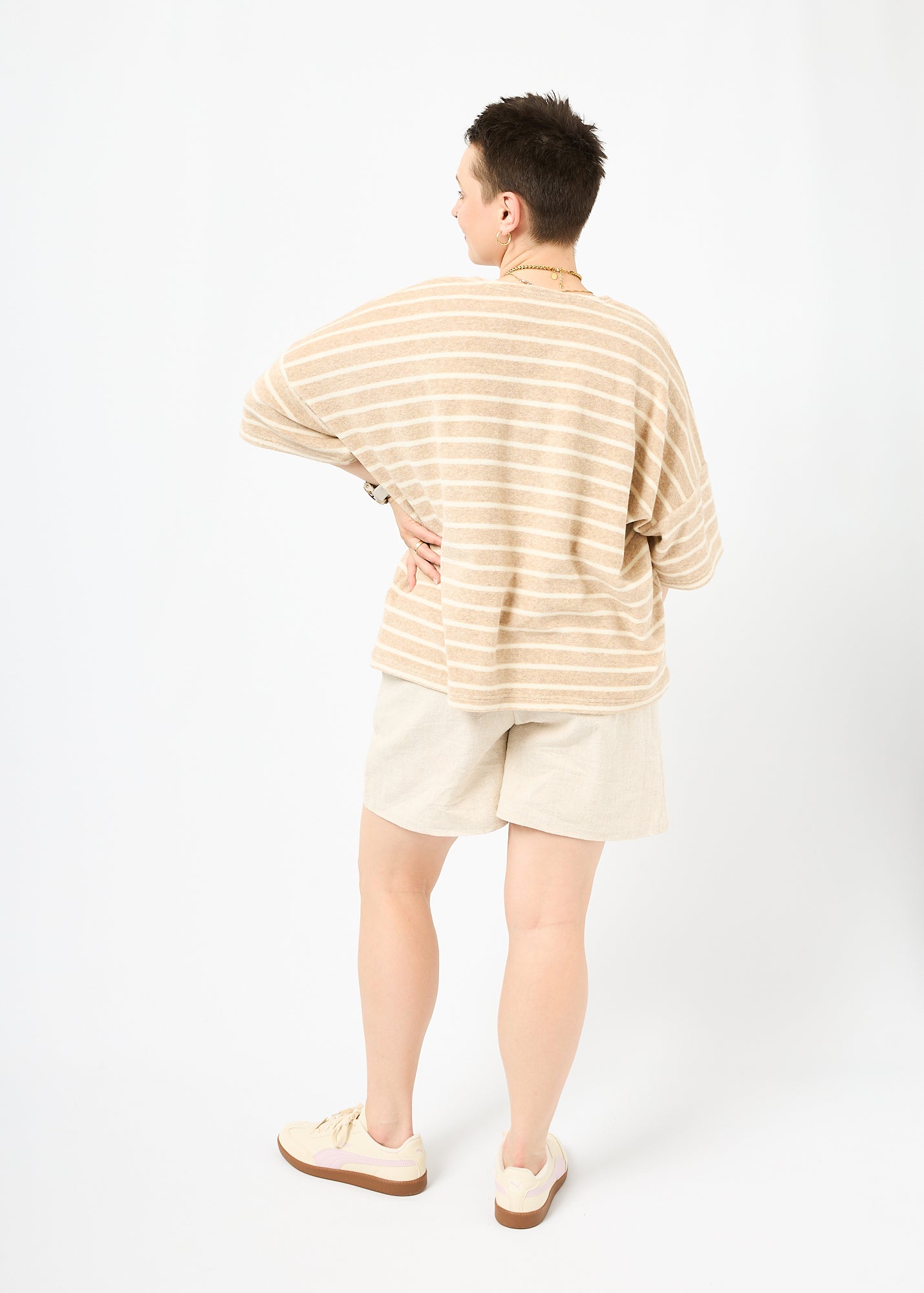  Melly trägt das Shirt Sammy in Größe M und die kurze Hose Holly in Leinen natur Größe M.
