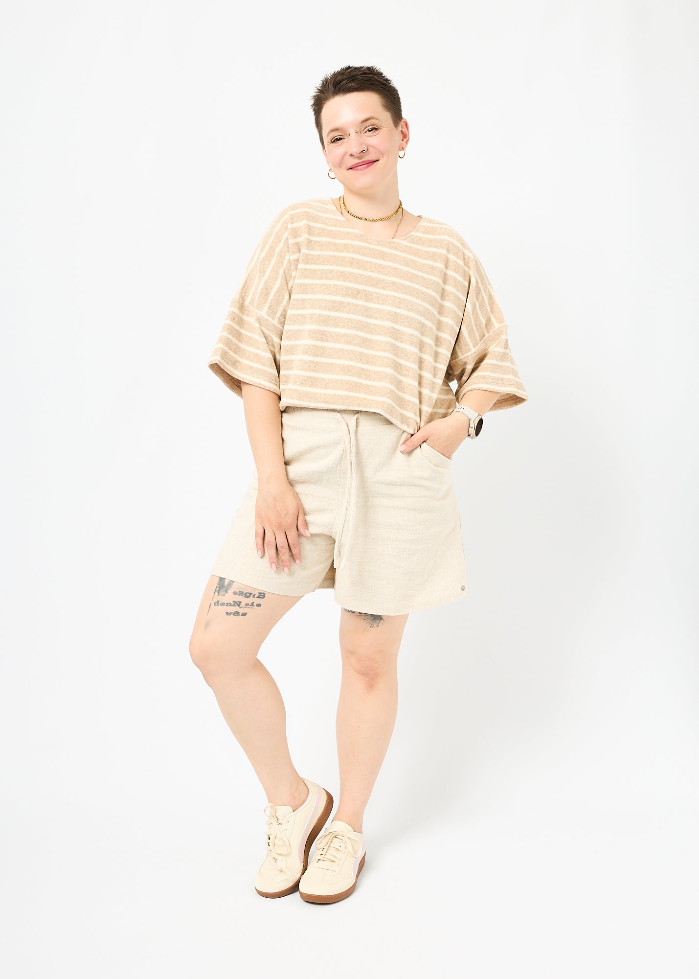  Melly trägt das Shirt Sammy in Größe M und die kurze Hose Holly in Leinen natur Größe M.