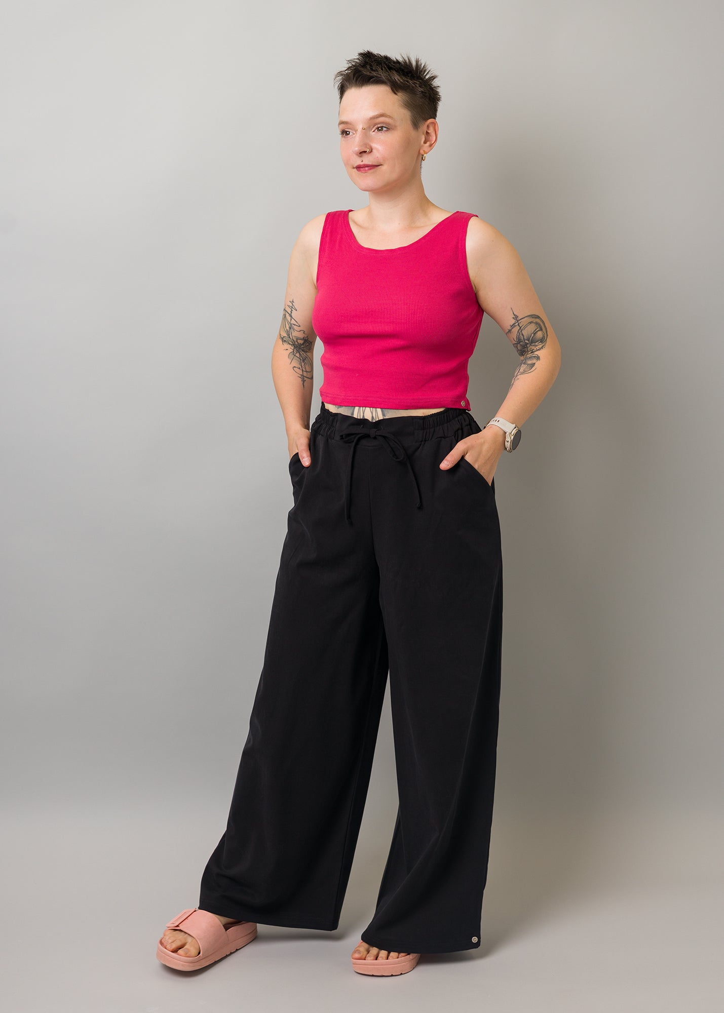 Melly trägt auf dem Foto 'Holly weites Bein' Größe M, Tenceltwill schwarz und 'Conni' Größe XS, Baumwoll-Ripp pink