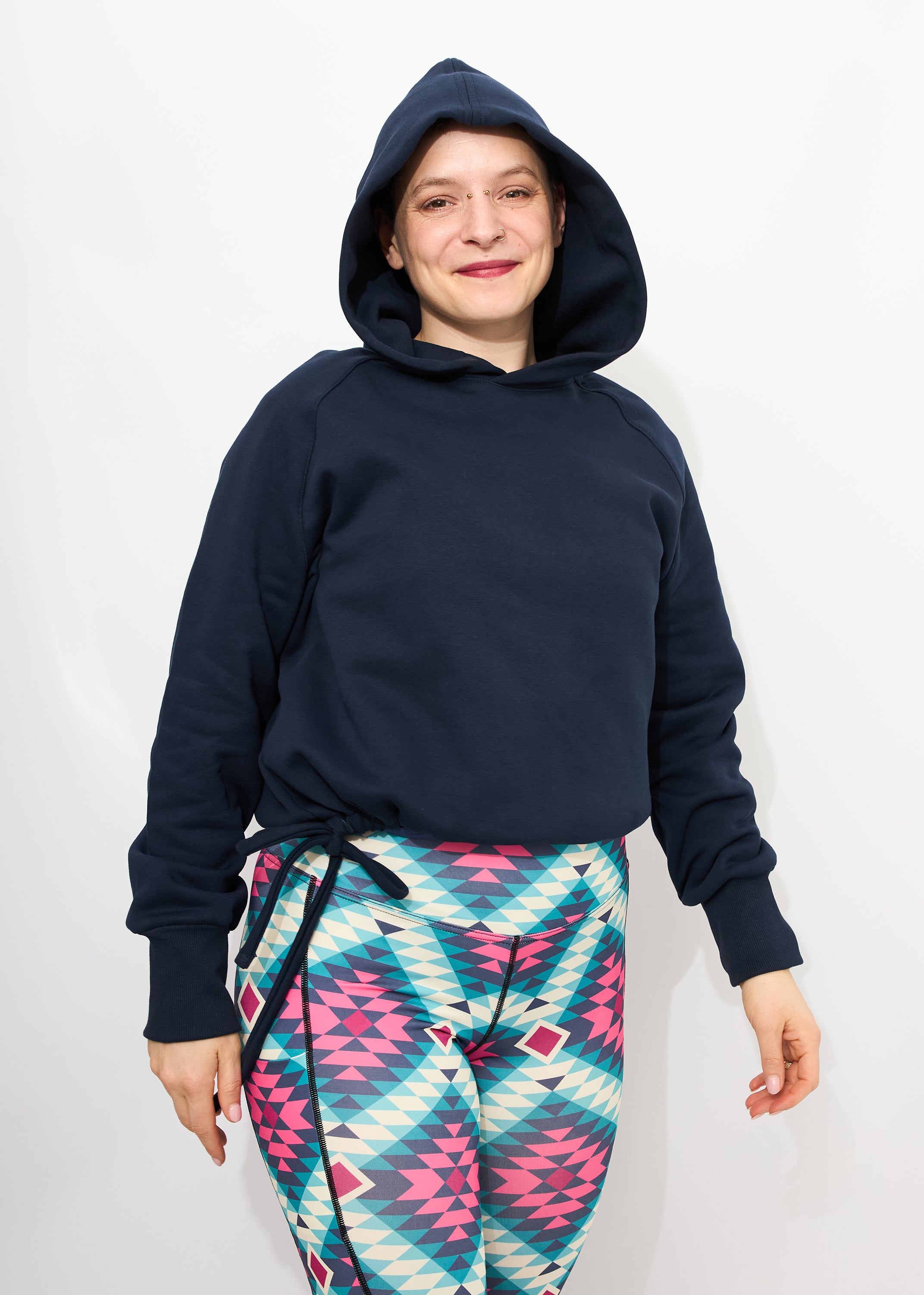 Melly trägt auf dem Foto 'Hella' Größe S, Sweat 'Dunkelblau' und 'Kathrine' Sport-Leggins Größe S, Activewear 'Rauten'