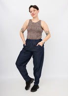 Melly trägt Betty aus Jeans in Größe M