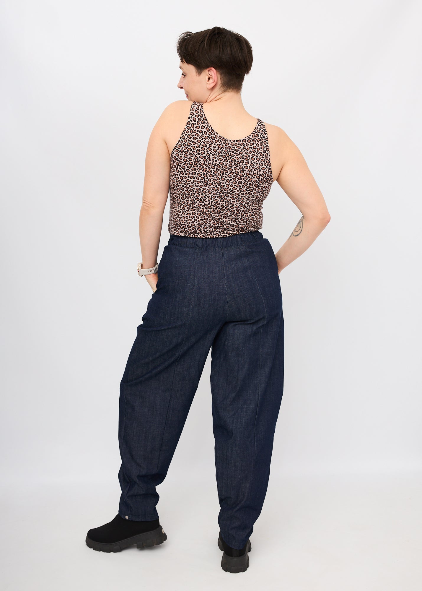 Melly trägt Betty aus Jeans in Größe M