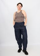 Melly trägt Betty aus Jeans in Größe M