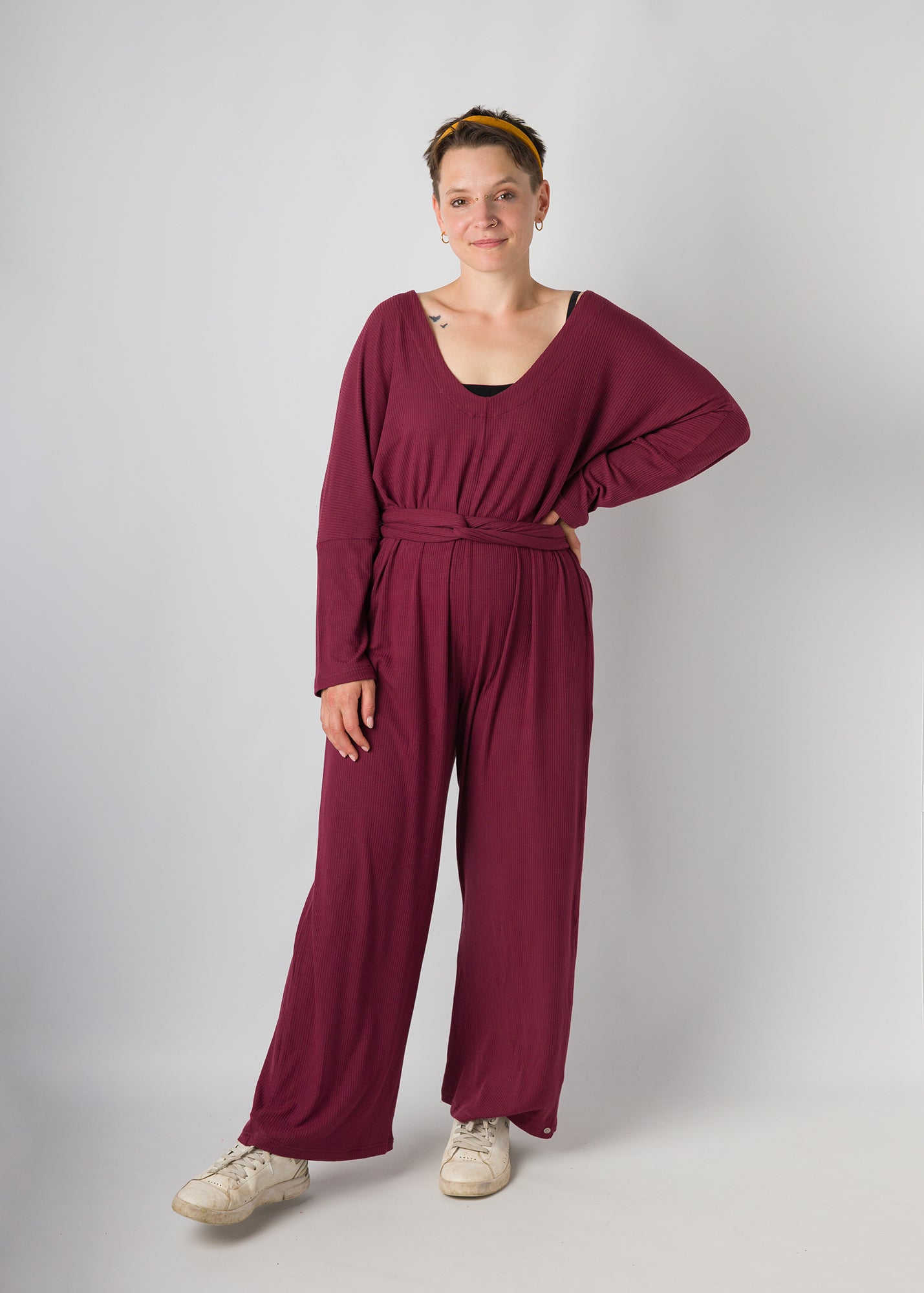 Melly trägt auf dem Foto 'Franz' Größe S, Rippjersey burgund