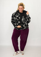 Nina trägt auf dem Foto 'Karl' Größe 4XL, Plüsch 'Dark Leobert' und 'Betty' Größe 3XL, Velvet-Cord aubergine