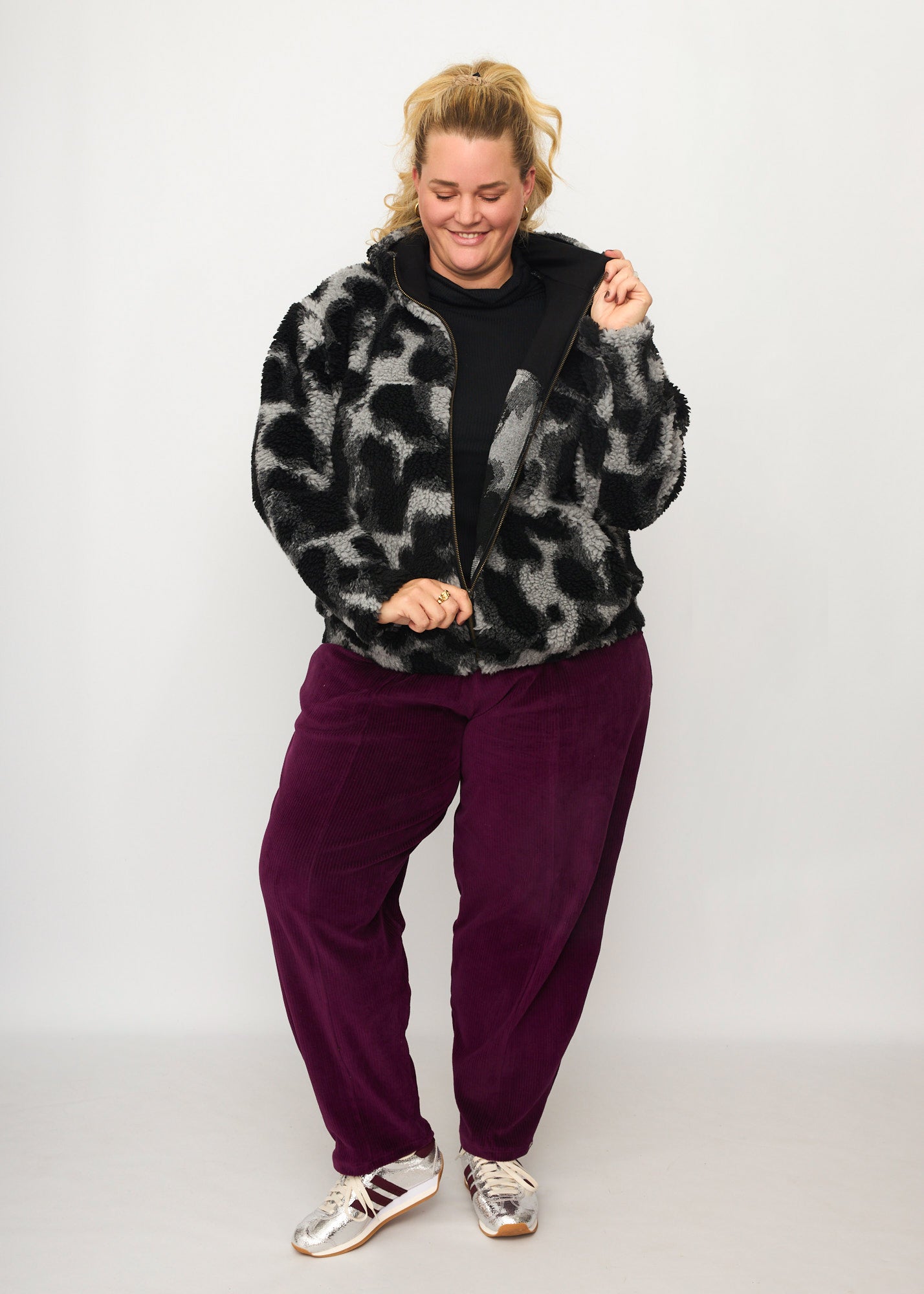 Nina trägt auf dem Foto 'Karl' Größe 4XL, Plüsch 'Dark Leobert' und 'Betty' Größe 3XL, Velvet-Cord aubergine