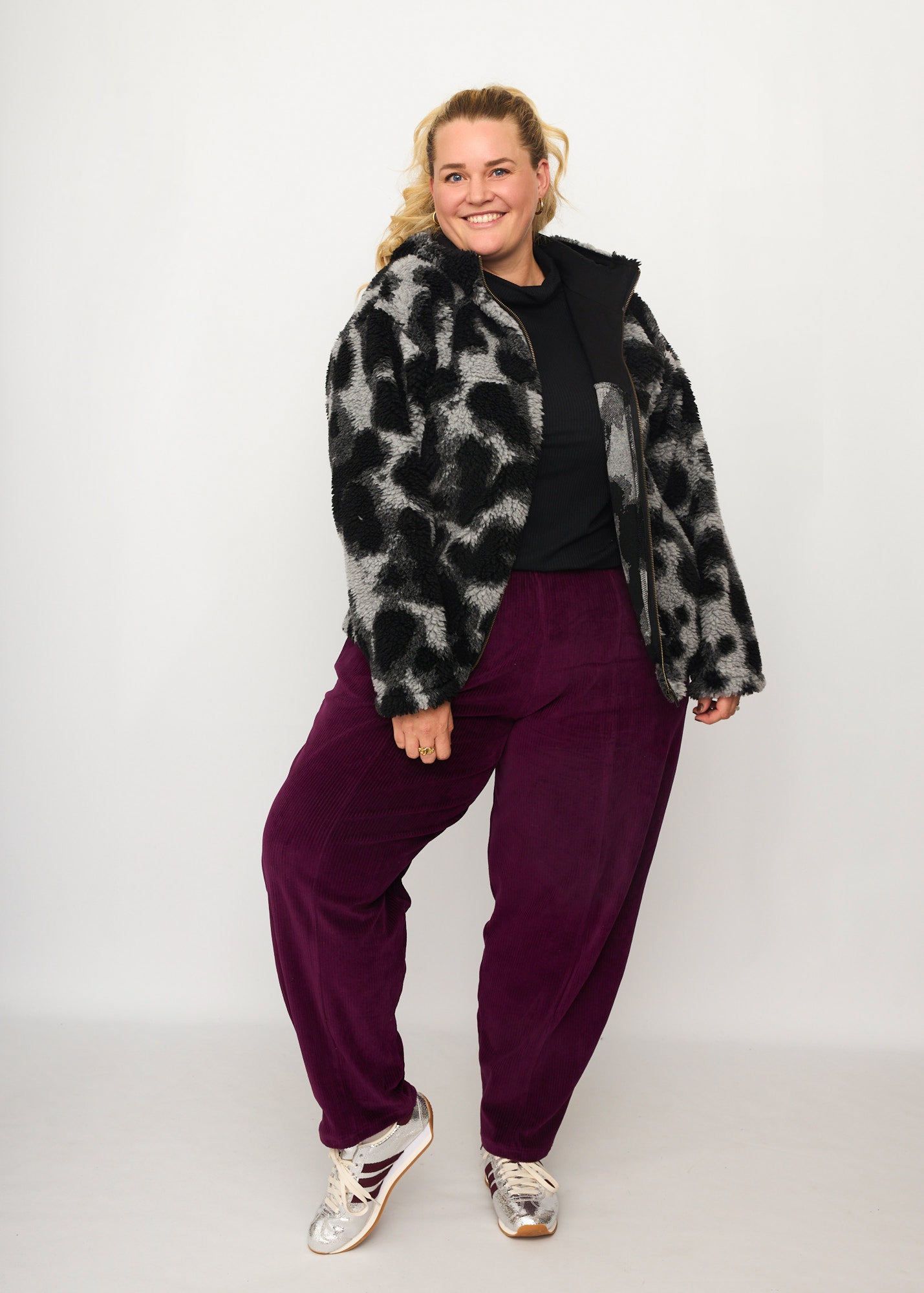 Nina trägt auf dem Foto 'Karl' Größe 4XL, Plüsch 'Dark Leobert' und 'Betty' Größe 3XL, Velvet-Cord aubergine