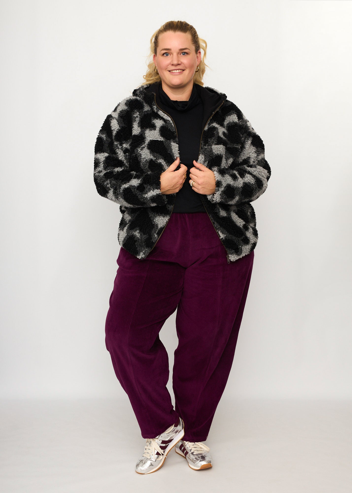Nina trägt auf dem Foto 'Karl' Größe 4XL, Plüsch 'Dark Leobert' und 'Betty' Größe 3XL, Velvet-Cord aubergine