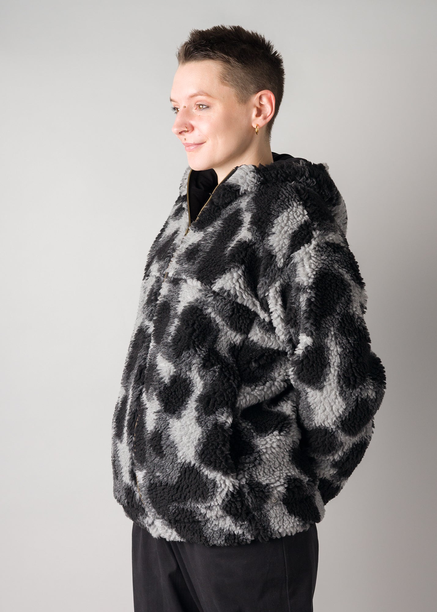 Melly trägt auf dem Foto 'Karl' Größe M, Plüsch 'Dark Leobert'