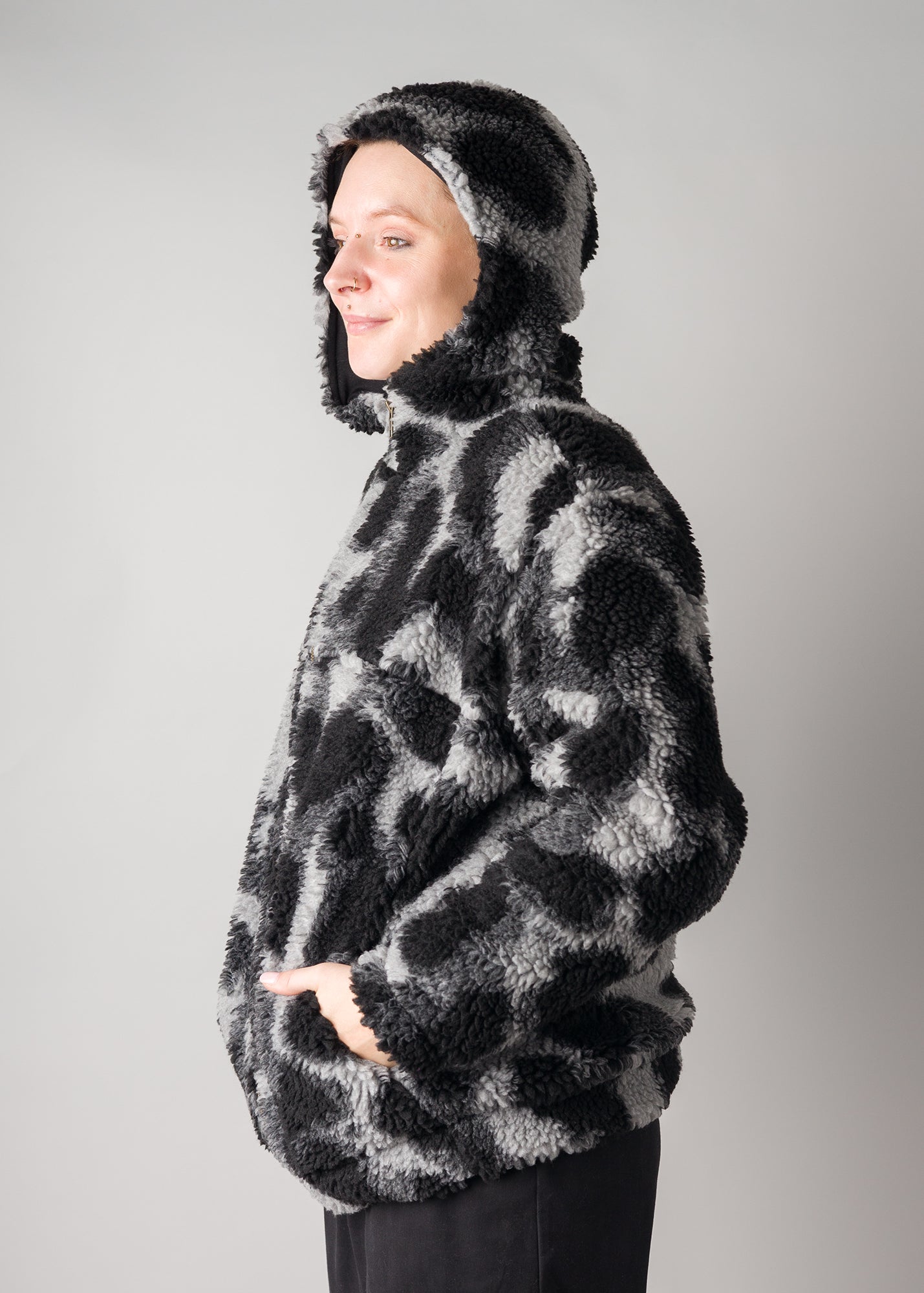 Melly trägt auf dem Foto 'Karl' Größe M, Plüsch 'Dark Leobert'