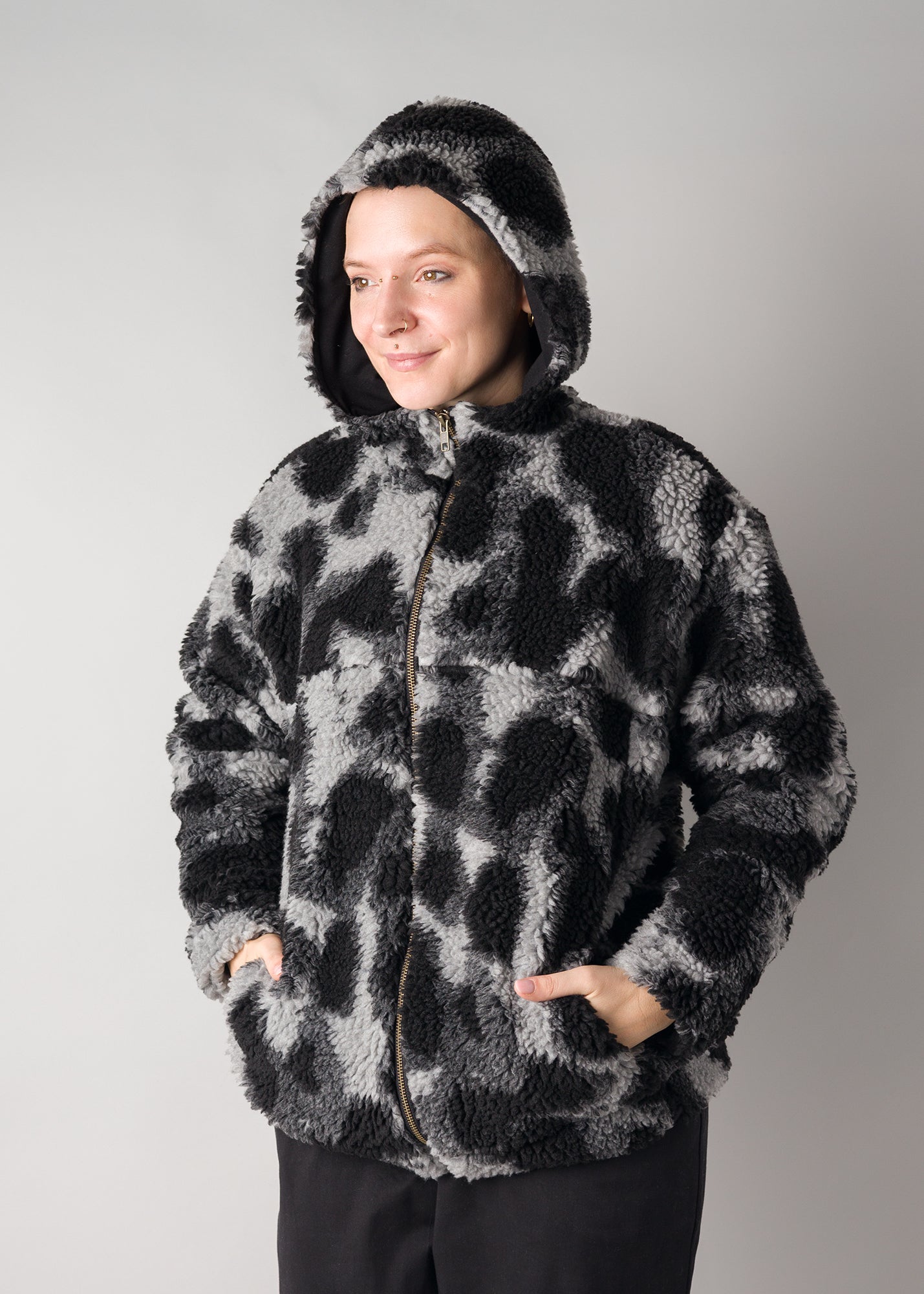 Melly trägt auf dem Foto 'Karl' Größe M, Plüsch 'Dark Leobert'