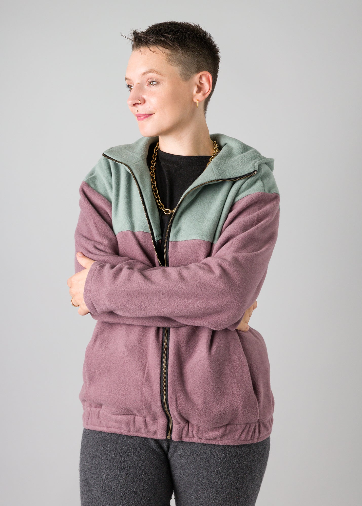 Melly trägt auf dem Foto 'Karl' Größe S, Fleece salbei und mauve