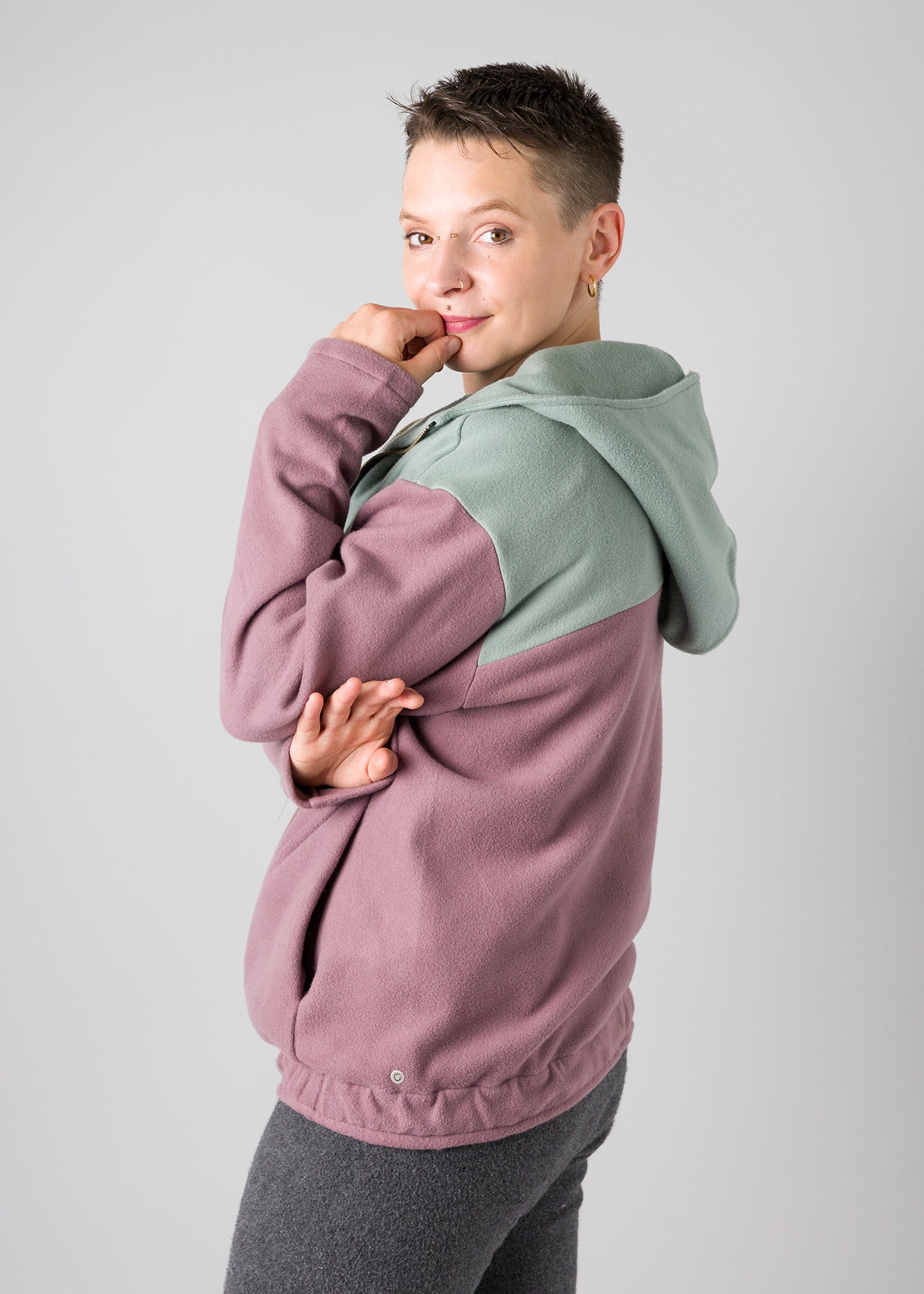 Melly trägt auf dem Foto 'Karl' Größe S, Fleece salbei und mauve